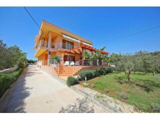 APARTMANSKA KUĆA U BLIZINI MORA I PLAŽE - SUKOŠAN