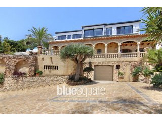 Spectacular mansion with amazing sea..