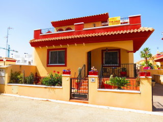 Semi-Detached Villa In Quesada..