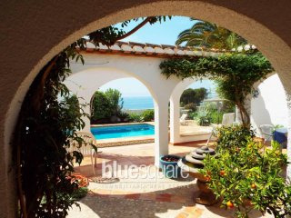 Charming 4 bedroom villa with sea view