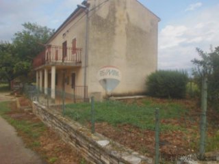Istarska kuća sa velikom parcelom blizu mora
