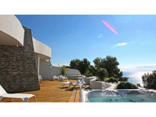 Luxury apartment with stunning sea views