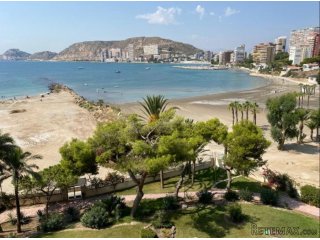 Ubicada literalmente a escasos pasos de la playa de la..