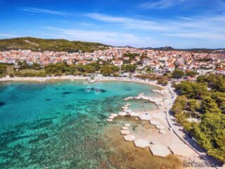 GRAĐEVINSKO ZEMLJIŠTE S POGLEDOM NA MORE, VODICE