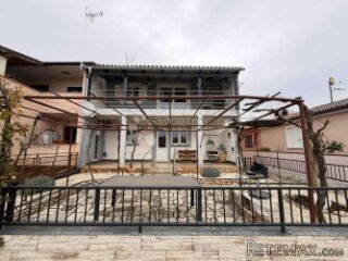 Kuća s 2 stana - 300 m od mora