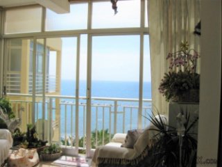 FIRST LINE 4-BEDROOM APARTMENT !!! A perfect apartment for..