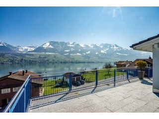 SPACIOUS ROOFTOP APARTMENT WITH..