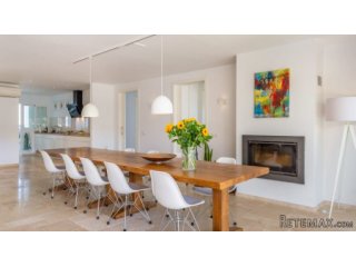 Beautifully renovated penthouse with stunning 360-degree..