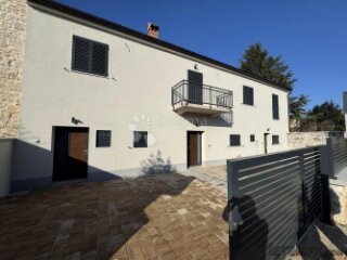 Nova kuća u Funtani sa 3 apartmana