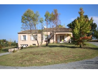 Quietly located 3 bed villa with garage..