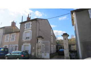 Townhouse with garages and workshops in..