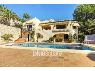 5 Bedroom 4 Bathroom Villa For Sale in..