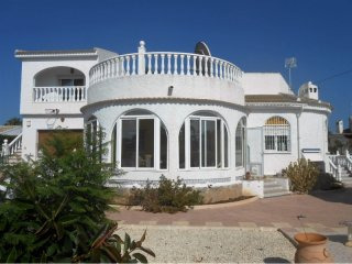 RS290, Detached 4 Bed Villa with large..