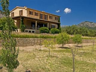 Dream country house in idyllic valley..