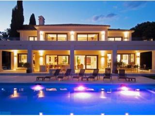 Villa for sale in Nueva Andalucia..