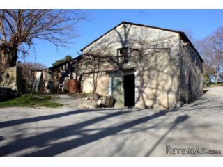 Kamena kuća-štala sa velikom okućnicom od 1850m2