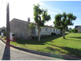 Bungalow on edge of Montmorillon -..