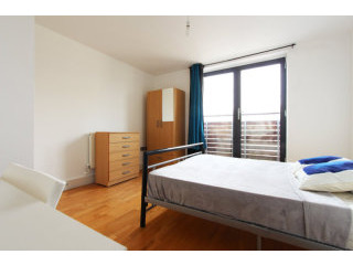 Single with double bed near Canary..
