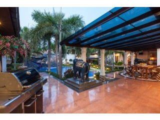 Majestic Residence: 4 plus bedroom..