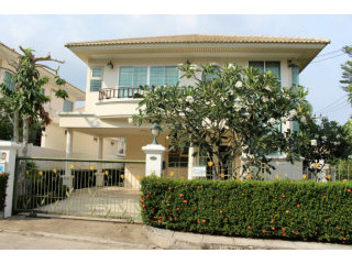 Delightful 3-Bedroom Family Home near..