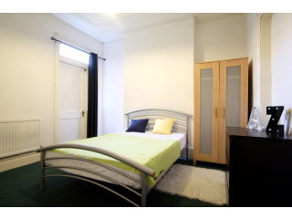 Single with double bed near Turnpike..