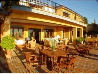 Villa for sale in El Rosario, Marbella..