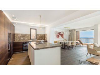 Front line luxury apartment with stunning sea views and a f..