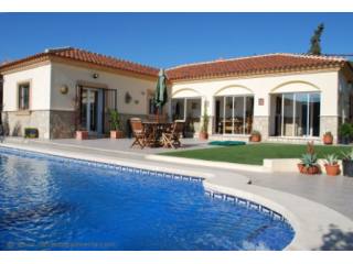 Detached villa on a 680m2 plot with..