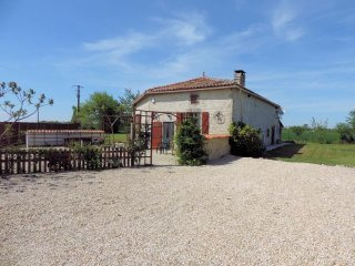 Charming 2-Bedroom House With Pretty..