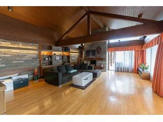 Generous and sunny located house close..