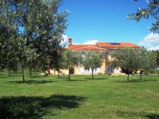 Istra-kuća sa 2.000 m2 zemljišta na mirnoj lokaciji,...