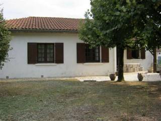 single storey 3 beds house, near shops