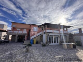 VIR PRODAJE SE KUĆA SA 8 APARTMANA UHODANA U POSAO SA TURIZM
