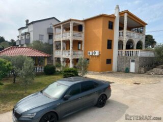 Prekrasna kuća s više apartmana, 150 m od mora