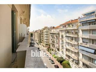 Top floor 2-bedroom apartment in Nice..
