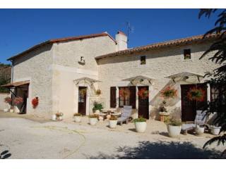 A lovely stone property with 8890m² of..
