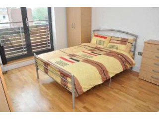 Single with double bed near Canary..