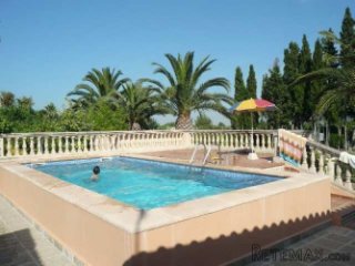 Country house with over 5000m2 of land and pool. House..