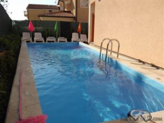 Apartmanska zgrada u blizini Brijunske rivjere