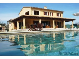 28.000m2 plot with a 400m2 country home and private pool in..