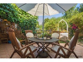 Townhouse with lovely garden in Campanet, the house has..