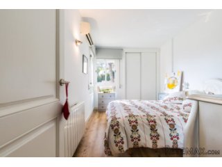 An apartment with sea views and a large terrace in Cas..
