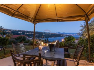OPATIJA, Centar - Etaža Ville sa 4 apartmana sa prekrasnim p