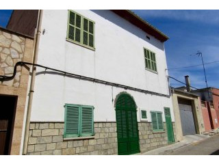 Town house to be renovated with large..