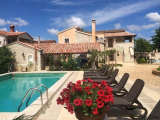 ISTRA - UNIKATNA AUTOHTONA VILLA 290 m2