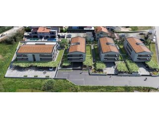 Prodaja stanova u modernoj novogradnji s bazenom, Fažana!
