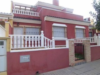 3 Bedroom 2 Bathroom Townhouse In..