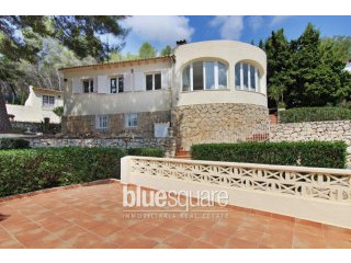 Superb 3-bedroom villa with sea views..