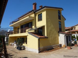 Velika obiteljska kuća sa 4 stana u blizini Poreča