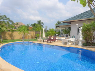 Massive 3 bedroom pool-villa in upscale..